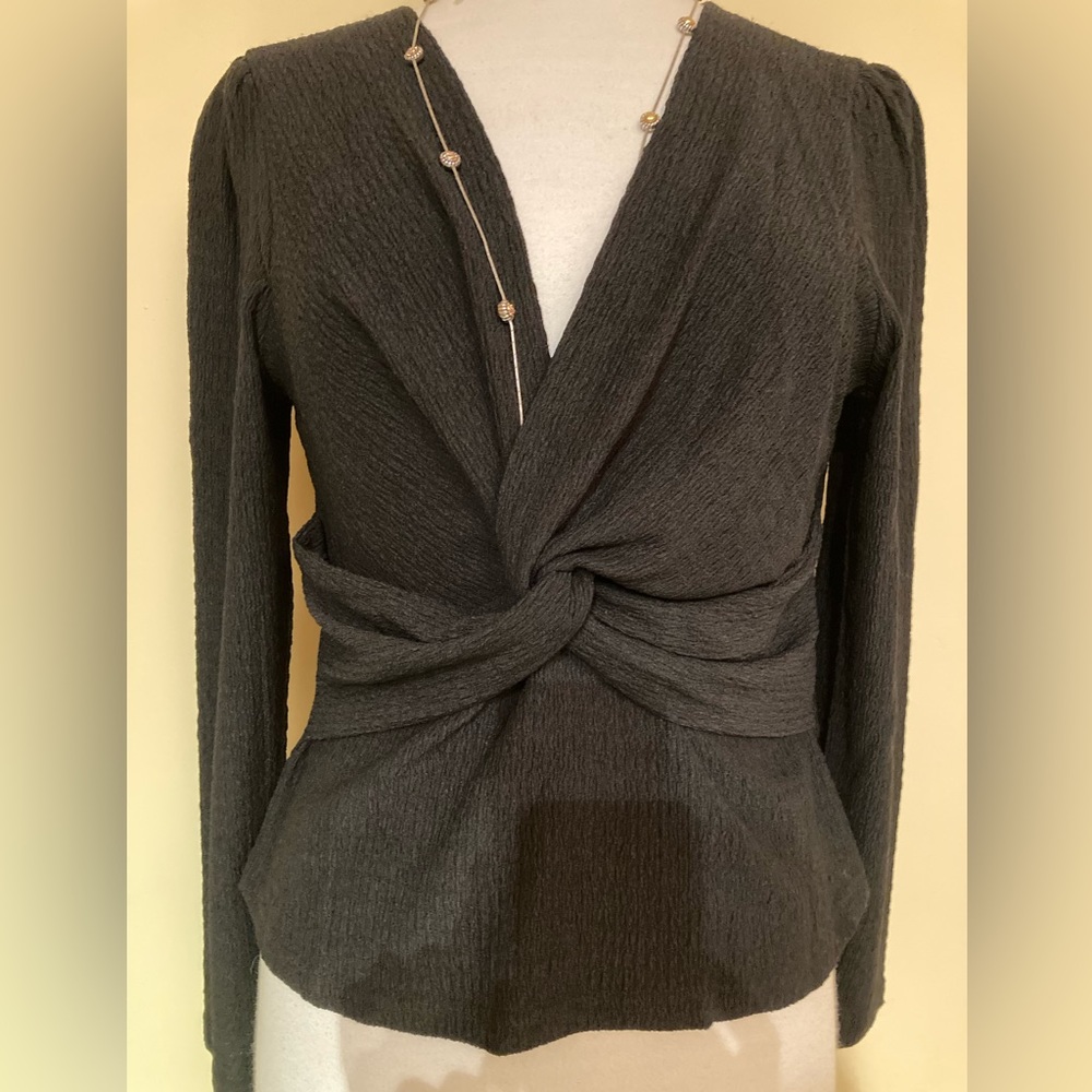 NWOT Textured black top with twisted design new bought in Spain size 8 - Picture 2 of 5